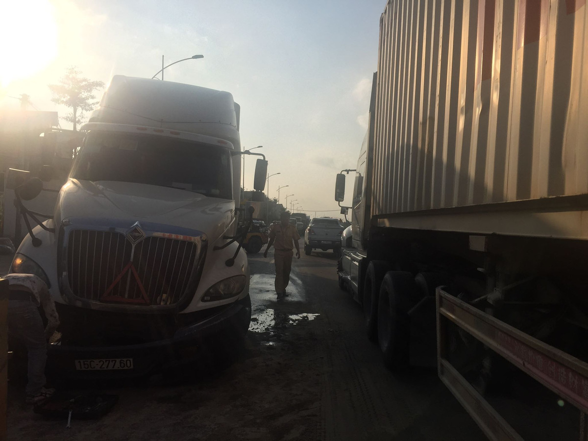 Quoc lo 37 bi ach tac do xe bon no lop dam xe con-Hinh-6