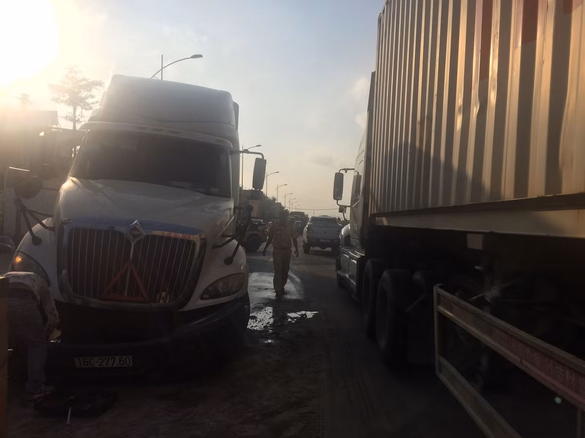 Quoc lo 37 bi ach tac do xe bon no lop dam xe con-Hinh-6