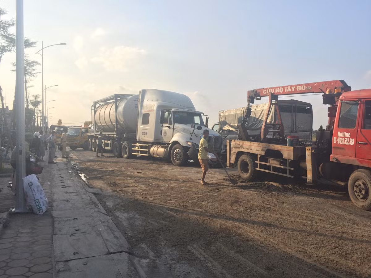 Quoc lo 37 bi ach tac do xe bon no lop dam xe con-Hinh-4