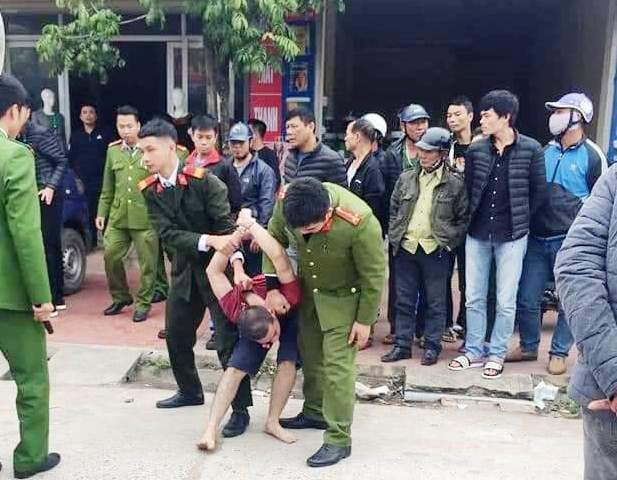 Doi tuong “ngao da” dung keo tu dam vao bung