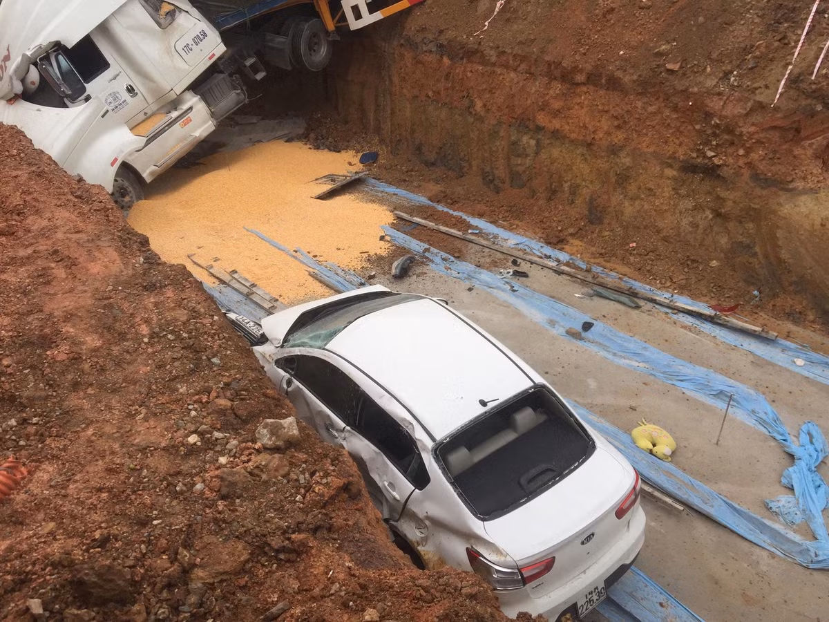 Hai hung container huc bay dai phan cach, dam hang loat xe con