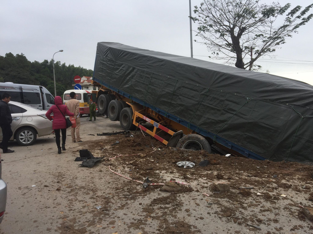 Hai hung container huc bay dai phan cach, dam hang loat xe con-Hinh-3