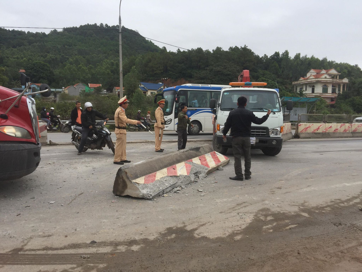 Hai hung container huc bay dai phan cach, dam hang loat xe con-Hinh-4