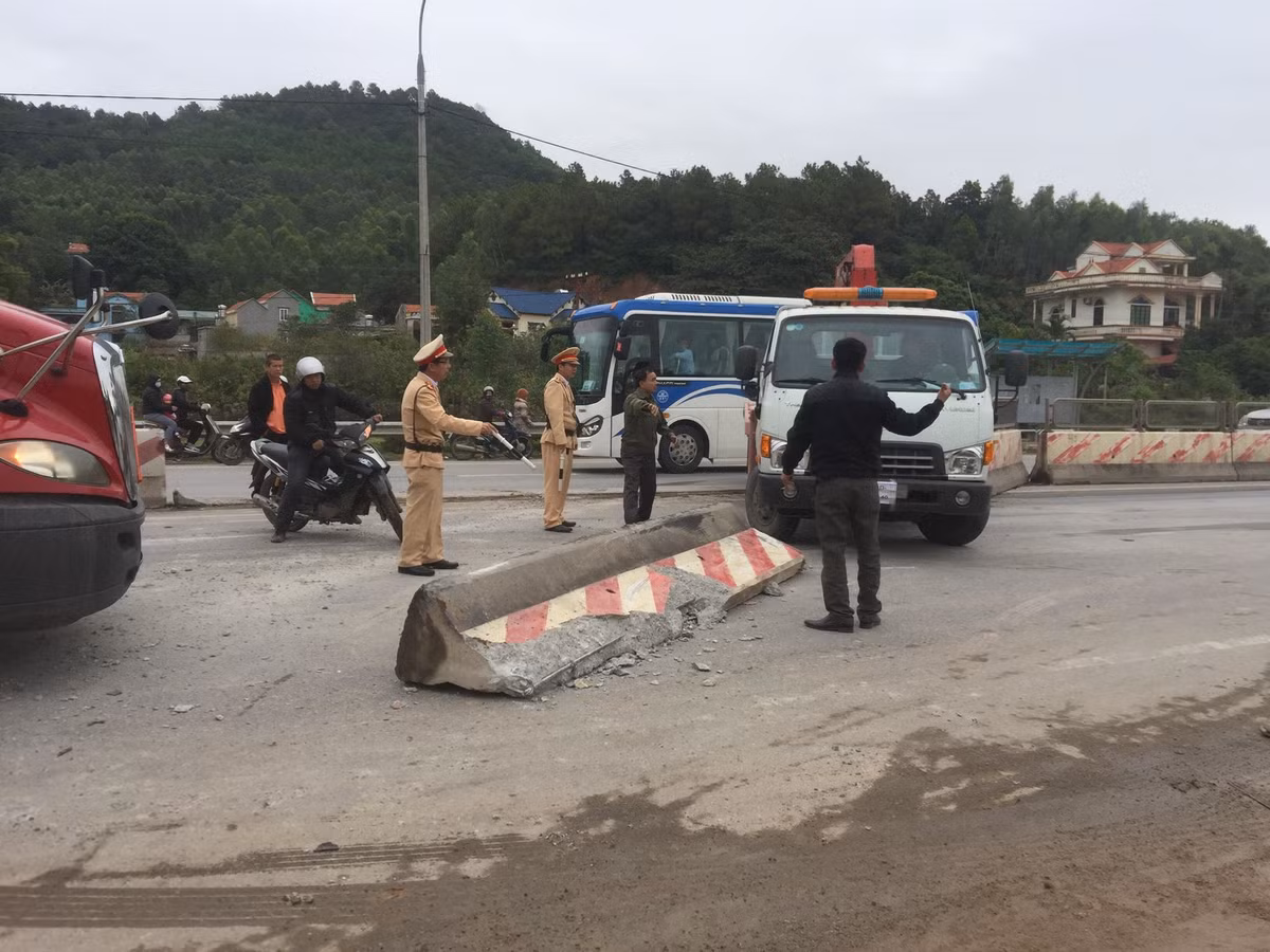 Hai hung container huc bay dai phan cach, dam hang loat xe con-Hinh-4