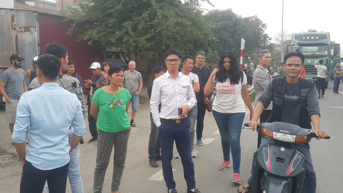 Du khách không hiểu vì sao đường lại ùn tắc.