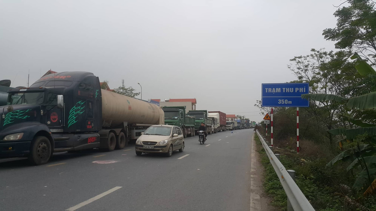 Anh: Tai xe tap trung phan doi muc phi BOT Pha Lai, Quoc lo 18 un tac-Hinh-2