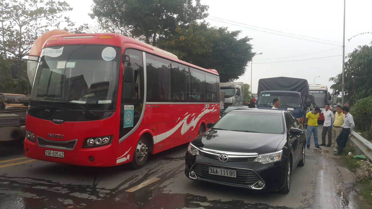 Việc các lái xe tập trung để yêu cầu giảm phí đã khiến Quốc 18 tắc nghẽn hai chiều đoạn từ Cầu Phả Lại về trung tâm thị xã Chí Linh. Quốc lộ 18 nhiều phương tiện lưu thông nên ách tắc ngày càng dài.