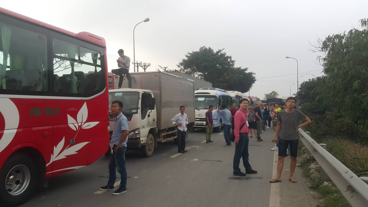 Đến 13h chiều 27/12, các xe mới có thể di chuyển chậm.