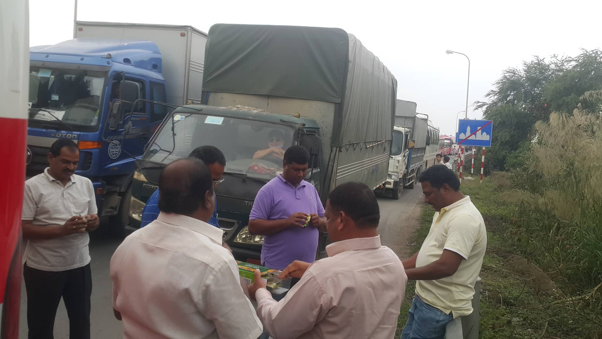 Một số du khách nước ngoài mang bánh ra ăn do thời gian ùn tắc quá lâu.