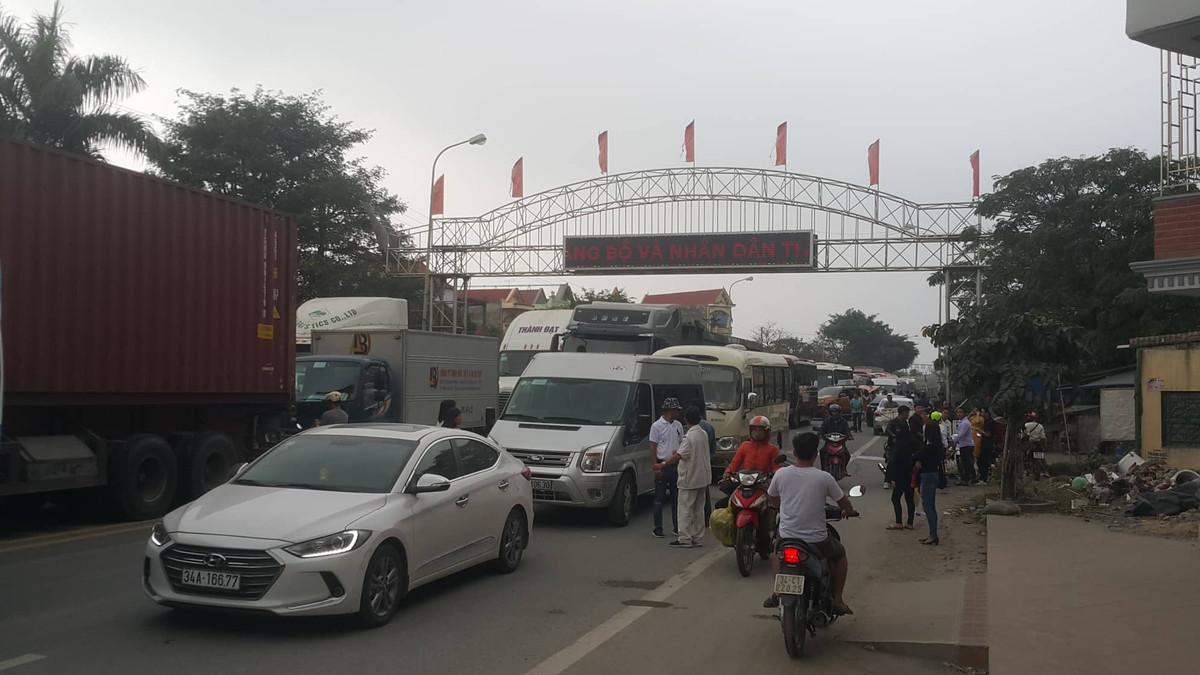 Ách tắc kéo dài vài km.