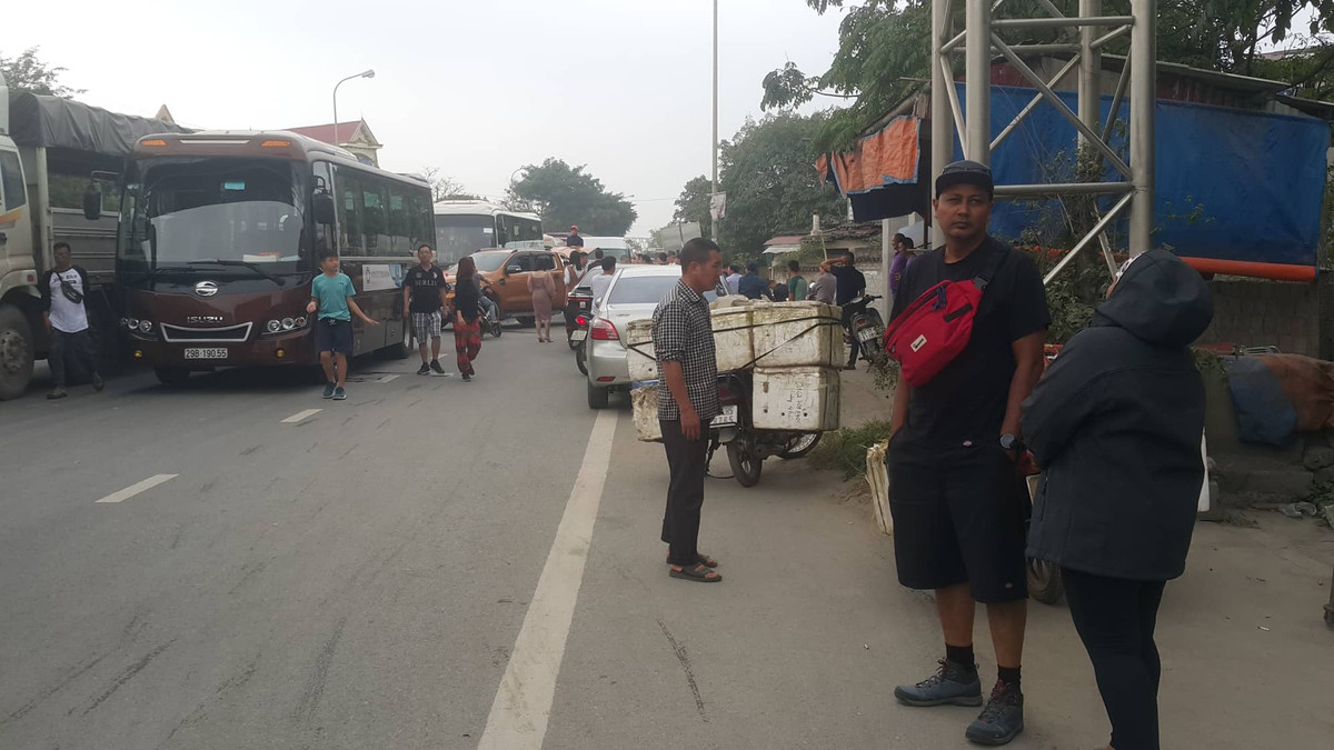 Họ thẫn thờ đứng đợi với vẻ mặt thất vọng.