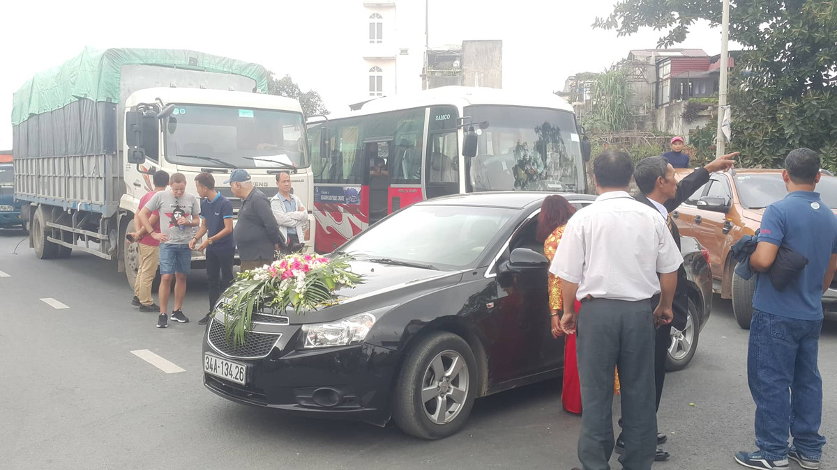 Xe đón dâu không thể di chuyển do tắc đường.