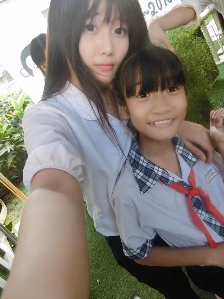 Chia sẻ về bản thân, Lại Nguyễn Thùy Dung cho biết cô vốn có sở thích chụp ảnh và có cảm tình đặc biệt với các em nhỏ là học trò của mình. Dù mới chỉ là giáo viên thực tập, có thời gian ngắn dạy dỗ, truyền đạt kiến thức cho các học sinh nhưng Thùy Dung đã có khá nhiều tình cảm với các em và mong muốn có thêm nhiều thời gian để trải nghiệm công việc, nâng cao chuyên môn của mình. Trước đây dù đã từng có thời điểm cảm thấy bản thân không phù hợp với nghề giáo nhưng cho đến nay, sau quá trình học tập và thực tập, Thùy Dung đã có thêm nhiều kinh nghiệm và cảm thấy tự tin, yêu thích công việc của mình hơn.