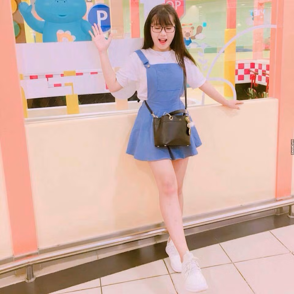 Vốn có ngoại hình ưa nhìn và sự năng động nên hiện tại ngoài học tập Thùy Dung còn làm thêm công việc của một người mẫu ảnh, người mẫu cho các shop thời trang và kinh doanh trên mạng. Với những điều này thật không quá ngạc nhiên khi cô giáo hot girl này có đến hơn 40 nghìn người theo dõi trên mạng xã hội.