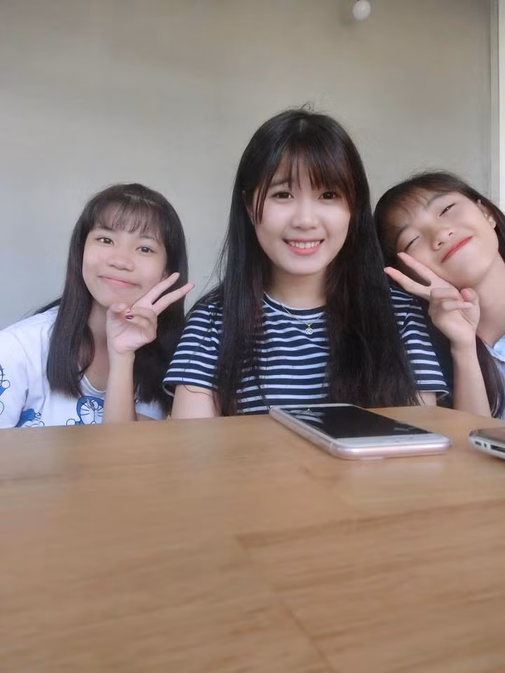 Đặc biệt là khi đến trường thực tập được các học sinh chào đón và yêu mến, Thùy Dung càng giảm bớt sự rụt rè, lo sợ trước đó để hăng say hơn, tích cực hơn trong công việc. Ngoài những giờ lên lớp học tập, Thùy Dung luôn coi các sinh như những người em, người bạn thân thiết của mình. Nhiều khoảnh khắc vui vẻ sau giờ học đã được cô trò cùng nhau lưu lại và chúng cũng đã vô tình khiến mọi người, cư dân mạng chú ý đến một cô giáo thực tập xinh đẹp có khuôn mặt trẻ thơ và rất yêu nghề này.