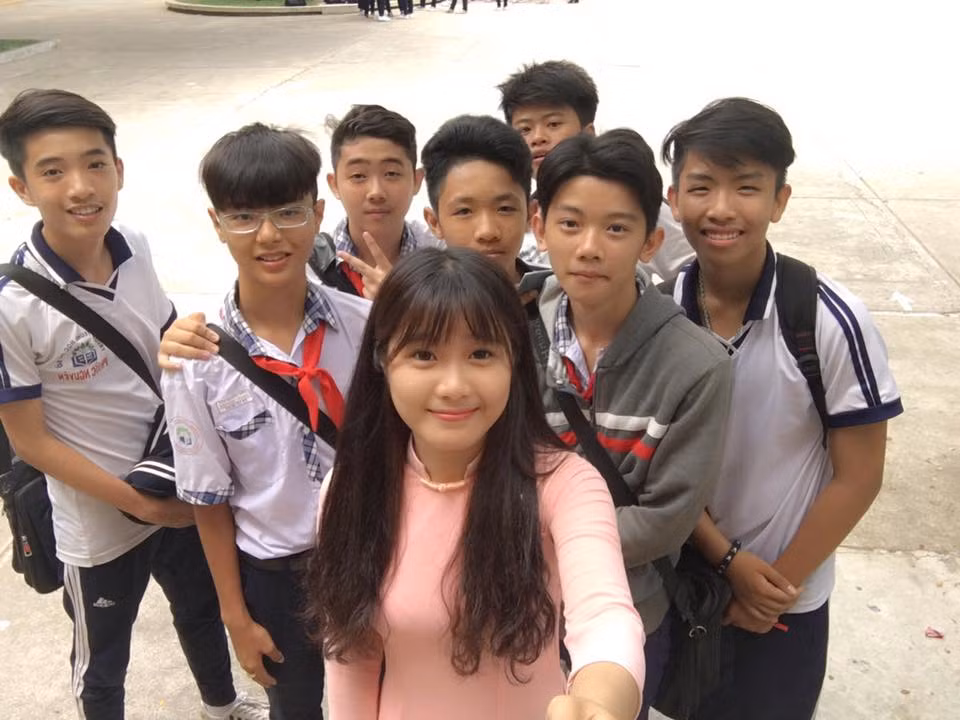 Do những bức ảnh cũ chụp với các học sinh vô tình được dân mạng "đào mộ" và chia sẻ lại nên bản thân cô giáo thực tập trẻ tuổi Thùy Dung đã cảm thấy hết sức bất ngờ. Cô không nghĩ những bức ảnh đó lại được dân mạng quan tâm và truyền tay nhau nhiều đến vậy. Được đón nhận nhiều bình luận tích cực, những lời khen về ngoại hình không ngớt từ dân mạng... Thùy Dung cũng tỏ ra rất thích thú và trân trọng tất cả những người đã yêu mến mình.