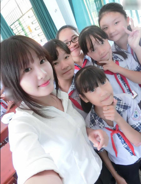 Xuất hiện trên một fanpage có hơn 1 triệu thành viên ngày 27/10, bức ảnh chụp một thiếu nữ trẻ trung, xinh đẹp được giới thiệu là " cô giáo thực tập" bên cạnh các em học sinh đã khiến rất bạn trẻ tò mò, thích thú. Ấn tượng nhất trong bức ảnh này không gì khác chính là khuôn mặt trẻ trung, dễ thương của người được cho là cô giáo và nó đã khiến "500 anh em" dân mạng không tiếc like, lượt chia sẻ. Những dòng bình luận như "Cô giáo xinh quá!", "Không phân biệt được đâu là cô giáo, đâu là học sinh nữa rồi"... liên tục được dân mạng sử dụng để khen ngợi nhan sắc của nữ nhân vật chính.