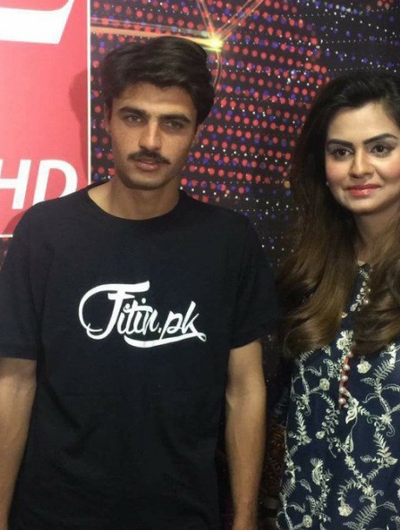 Trang báo nổi tiếng và uy tín của Anh còn phản ánh về việc một số cư dân mạng thậm chí còn đùa rằng anh chàng bán trà đẹp trai này đã làm dịu đi sự căng thẳng giữa Pakistan và Ấn Độ. Dù giữa hai quốc gia này đang có nhiều vấn đề phức tạp nhưng trước sức hút của “hot boy bán trà”, nhiều cô gái Ấn Độ cũng không ngần ngại bày tỏ tình cảm, sự yêu thích của mình với nhân vật người Pakistan này.