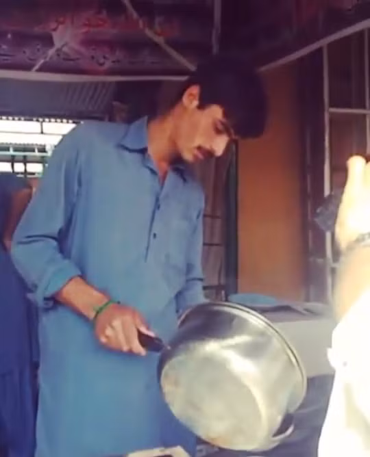 Jiah Ali đã chụp bức ảnh "hot boy bán trà" và chia sẻ lên Instagram. Chỉ trong khoảng 3 ngày, bức ảnh đã có trên 9 nghìn lượt thích cùng hàng trăm bình luận của dân mạng nhiều quốc gia trên khắp thế giới. Mọi người rất tò mò về danh tính của anh chàng bán trà đẹp trai, có người còn phán đoán rằng anh là một người mẫu không phải là dân lao động như những gì nhiếp ảnh gia Jiah Ali chia sẻ.