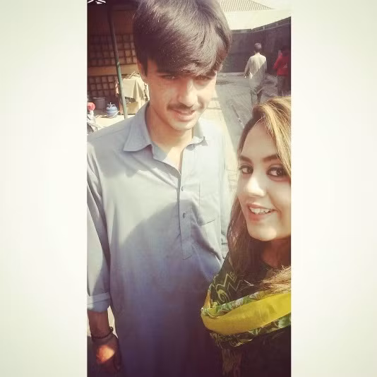 Theo Samaa TV – một kênh truyền thông địa phương, Arshad Khan tiết lộ rằng chỉ 2 ngày sau khi bức ảnh chụp lúc anh đang làm việc đã có rất nhiều vị khách, đặc biệt là rất đông các cô gái đã ghé thăm quán trà nơi Arshad Khan làm việc để được tận mắt nhìn thấy anh. Thậm chí trong một ngày có đến khoảng 50 cô gái đã đến quán và đòi chụp ảnh với chàng trai có đôi mắt xanh tuyệt đẹp này.