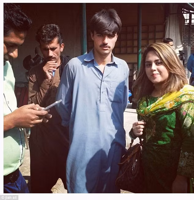 Danh tính, tên tuổi của chàng trai bán trà tạo ra hiện tượng mạng cuối cùng cũng được tiết lộ. Anh tên là Arshad Khan, 18 tuổi, trước khi nổi tiếng anh làm việc tại một quán trà ở Itwar Bazaar tại thành phố thủ đô của Pakistan, Islamabad. Lọt vào ống kính của một nhiếp ảnh gia, cuộc sống của Arshad Khan cũng nhanh chóng thay đổi từ đó.