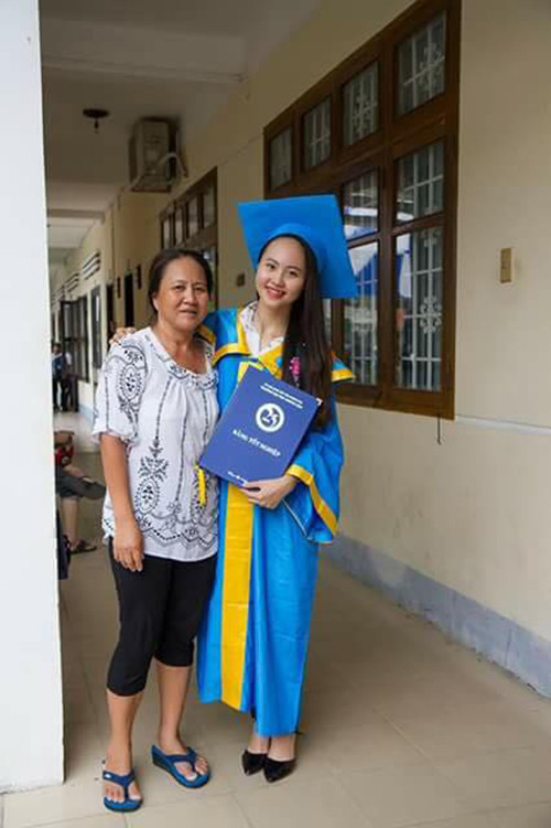 Huỳnh Thị Tố Như sinh năm 1995, cô từng tốt nghiệp trường Cao đẳng Sư phạm Nha Trang và có ước mơ trở thành một giáo viên làm việc trong trường học. Dù có khuôn mặt khá xinh xắn nhưng từ lâu Tố Như đã không cảm thấy tự tin với thân hình gầy nhỏ, thấp bé và thể chất yếu ớt, kém dẻo dai của mình. Theo lời kể của Tố Như, cô từng có thời điểm chỉ cao 1m50 và nặng 39kg.