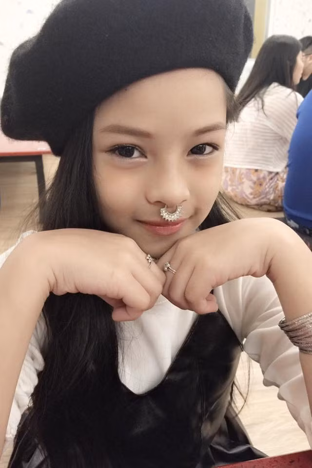 Nhiều bình luận ác ý cho rằng, khi trang điểm trông Sunny Dương già hơn so với tuổi thật, cùng với đó khi cho con trẻ ăn diện và nổi tiếng quá sớm vô tình sẽ khiến trẻ có tâm lý "ngôi sao", đánh mất sự hồn nhiên, vô tư vốn có ở độ tuổi của mình.