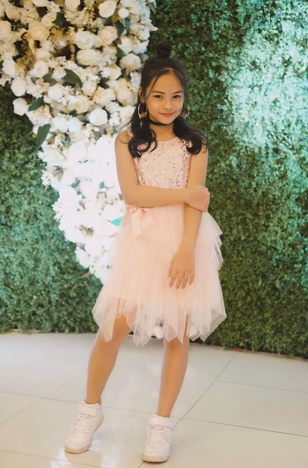 Có thể thấy tất cả các trang phục của Sunny Dương đều được chuẩn bị rất kỹ càng, kết với với giày, dép, phụ kiện tương đồng đủ khiến mọi người phải trầm trồ, ngưỡng mộ về độ đầu tư của gia đình cô bé dành cho công chúa nhỏ.