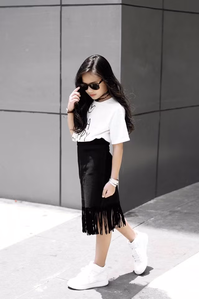 Sunny Dương sở hữu gương mặt hài hòa, chiếc mũi cao cùng đôi chân dài thẳng tắp, đây là những lợi thế lớn giúp cô gái nhỏ dễ dàng biến hóa theo nhiều phong cách khác nhau.