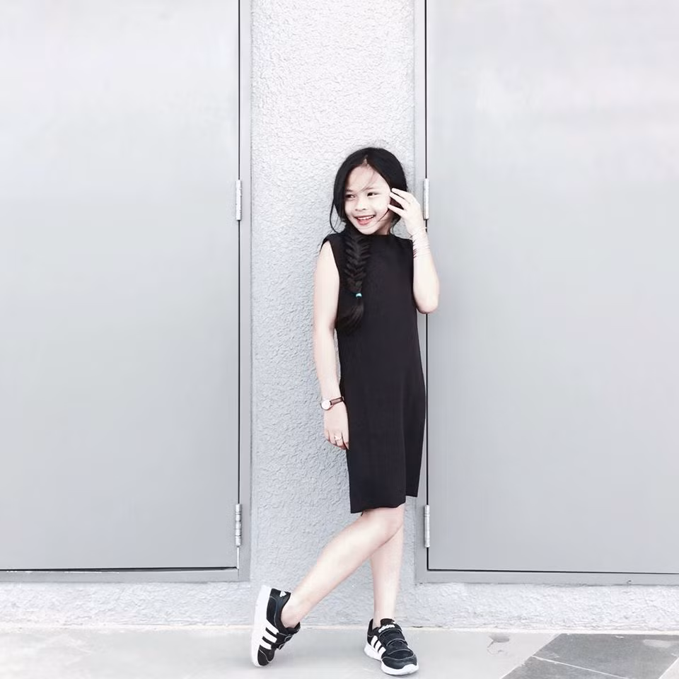 Tuy tuổi đời còn nhỏ nhưng cô mẫu 10 tuổi đã rất biết cách tạo dáng trước ống kính và có những cách biểu đạt cảm xúc vô cùng tự nhiên. Mỗi bức ảnh của Sunny Dương đều tạo được thần thái riêng, điều mà những đứa bé ở độ tuổi của cô bé không phải ai cũng có được.