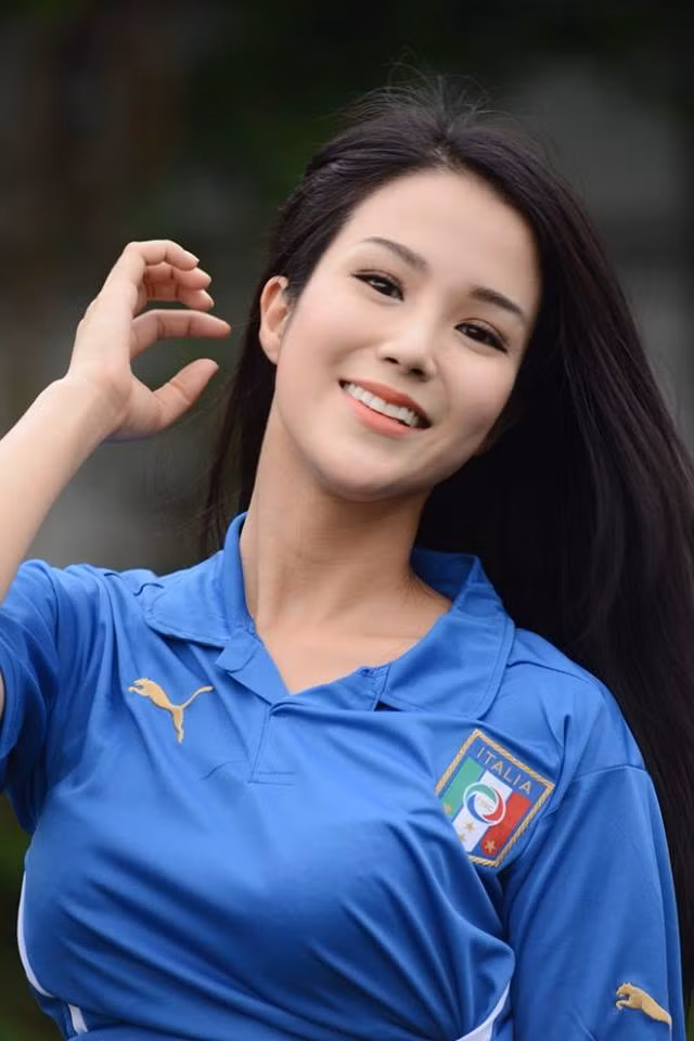 Thời gian qua, Diệp Lâm Anh vấp phải nhiều chỉ trích vì một số phát ngôn thiếu kiểm soát trên mạng xã hội. Lần gần đây nhất là sự việc cô phát biểu muốn hiến nội tạng để giúp đỡ ca sỹ Minh Thuận khi cố ca sỹ vẫn đang nằm viện điều trị. Tuy nhiên, lòng tốt này của cô bị mọi người cho rằng "làm màu" vì ca sỹ Minh Thuận bị ung thư phổi, việc cấy ghép nội tạng là điều không thể.