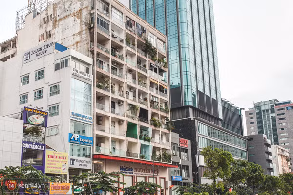 Tận dụng những khu nhà số 42, 90 - là những khu chung cư cũ nằm ngay mặt phố đi bộ Nguyễn Huệ ở trung tâm Sài Gòn, nhiều hộ kinh doanh sáng tạo đã đặt rất nhiều quán cafe siêu "chất" và cực hút khách trẻ ở đây. Các căn chung cư có diện tích gần như tương đồng, có phần mặt tiền rất "phẳng" và ban công rất bắt mắt. Thiết kế vừa đơn giản vừa không kém phần đặc biệt đã trở thành điểm chính hấp dẫn các bạn trẻ, khách du lịch đến với khu chung cư này.