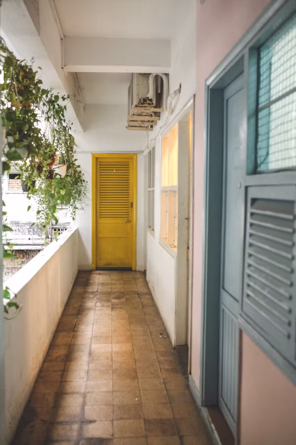 Với bàn tay của những nhà sáng tạo, chủ nhân các quán cafe, các căn nhà chung cư cũ kỹ được khoác lên vẻ ngoài mới mẻ, hấp dẫn. Mỗi quán cafe ở chung cư này lại có một vẻ đẹp riêng đến từ những cách bài trí, định hướng phong cách mà chủ quán đặt ra. Không phải ngẫu nhiên mà khu chung cư cafe này hấp dẫn nhiều bạn trẻ đến vậy... đơn giản vì nó có đầy đủ những yếu tố phù hợp với sở thích của số đông các bạn trẻ ngày nay: Gần - Đẹp - Chất - Tiện.