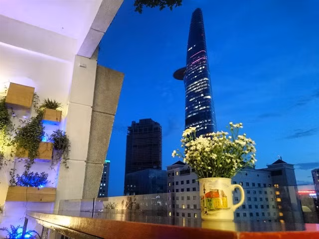 Chỗ ngồi ngoài ban công của các quán cafe đặt trên các khu chung cư 42 và 90 đường Nguyễn Huệ thường rất bắt mắt. Nhưng vào dịp cuối tuần hoặc những ngày nghỉ lễ, việc tìm cho mình một chỗ ngồi ngoài ban công để ngắm quang cảnh xung quanh thật sự cũng không phải điều dễ dàng đối với các bạn trẻ. Bởi do có view tuyệt đẹp nên những chỗ ngồi này thường xuyên có người "chiếm đóng".