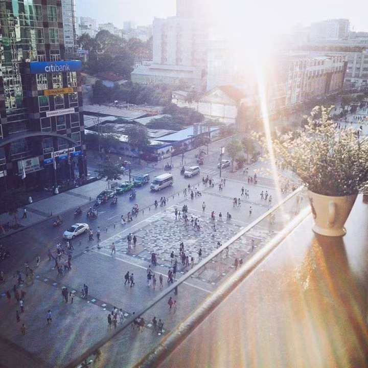 Với những bạn trẻ có "máu" kinh doanh, việc thuê một căn nhà ở chung cư này để mở quán cafe cũng là một ý tưởng không tồi. Tuy nhiên theo tiết lộ của một vài hộ kinh doanh ở đây, giá thuê mặt bằng cho mỗi căn nhà cũ có diện tích vừa phải cũng khá đắt, ngoài ra kinh doanh cafe ở đây gặp phải tính cạnh tranh cao bởi những quán đặt trên chung cư hầu hết đều nổi tiếng thuộc cỡ nhất nhì Sài Gòn.