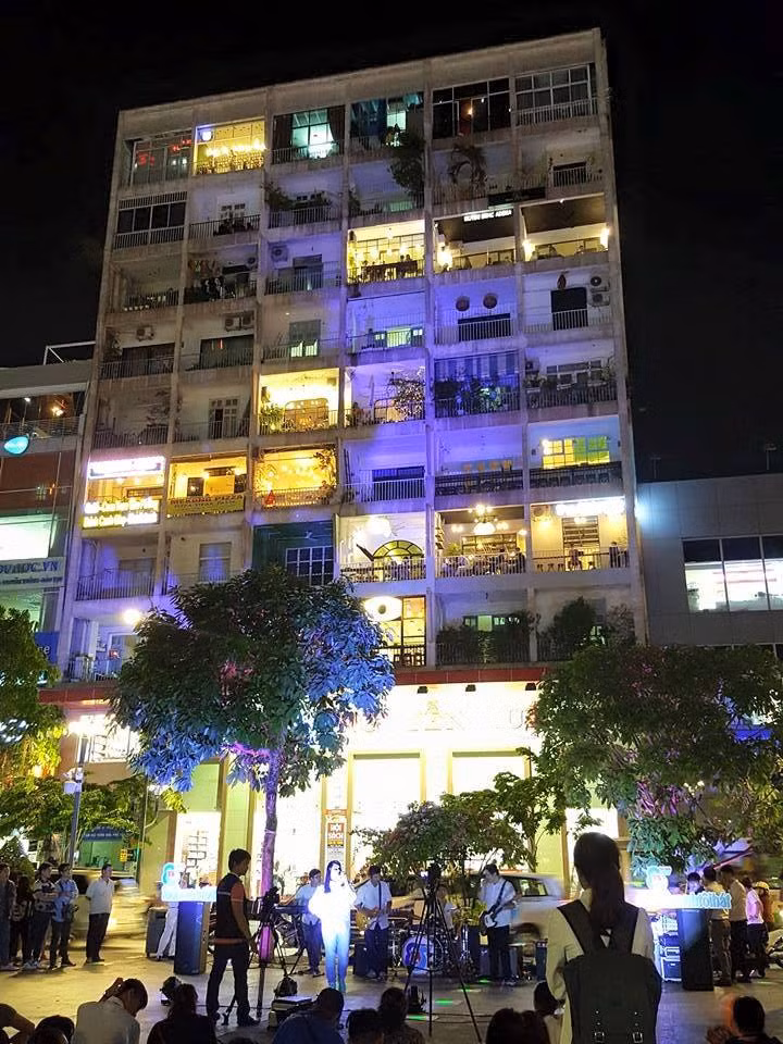 Do nằm ở vị trí "đắc địa", có thể cung cấp cái nhìn toàn cảnh Sài Gòn từ trên cao, buổi tối lại được ngắm cảnh phố đi bộ tấp nập, vui vẻ và những màn trình diễn nghệ thuật ngay bên dưới... nên khu chung cư chật ních những quán cafe này luôn có một lượng khách ổn định dù mỗi căn chỉ có diện tích rất khiêm tốn.