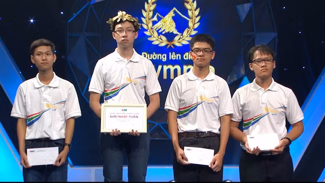 Phan Đăng Nhật Minh (sinh năm 200), thần đồng quê gốc Quảng Trị đang được báo chí hết lòng ca ngợi sau khi phá vỡ kỷ lục chương trình “Đường lên đỉnh Olympia” năm 17 với con số 400 điểm nhờ trí nhớ siêu đẳng và màn đối đáp chính xác ở nhiều lĩnh vực. Ảnh: Dân Việt.