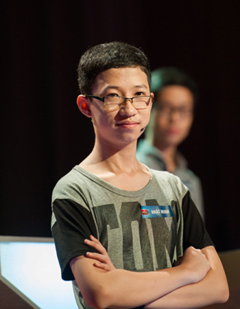 Mặc dù giải toán siêu sao nhưng Nhật Minh cũng gặp phải khó khăn đối với các bài toán dễ. Đây có lẽ là một trong những điều khiến nhiều người bất ngờ và cảm thấy thú vị ở cậu bé tài năng này. Chia sẻ về thần tượng của mình, Nhật Minh bật bí, Giáo sư Ngô Bảo Châu và nhà bác học Isaac Newton là những người mình đặc biệt ngưỡng mộ vì họ có kiến thức toán học uyên thâm. Trong tương lai, Nhật Minh mong muốn có thể theo đuổi con đường nghiên cứu khoa học. Ảnh: Dân Việt.