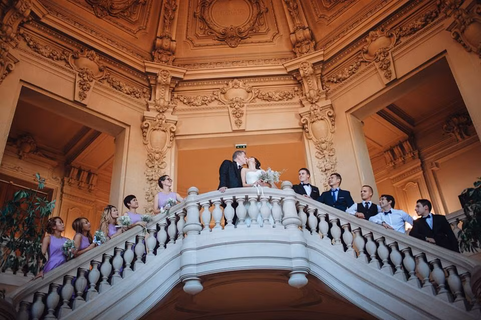 Mới đây, đám cưới xa hoa của cô dâu Việt, Thanh Dung và chú rể Lefranc Arnaud được tổ chức hoành tráng tại một lâu đài 500 năm tuổi Château de Vallery, nằm gần thành phố Sens xinh đẹp đang gây xôn xao dư luận vì kinh mức độ chịu chi của đôi vợ chồng này. Được biết, để có một đám cưới hoàn hảo, đôi vợ chồng đã bỏ ra hơn 100.000 euro (khoảng 2,5 tỷ đồng) cho toàn bộ lễ cưới.