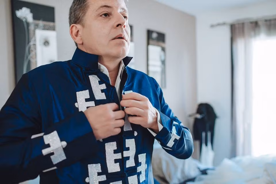 Trước khi tiến đến với người bạn đời hiện tại, cô dâu Thanh Dung đã từng qua một lần đò. Hiện cô đã làm mẹ của 3 đứa con xinh xắn. Ông xã mới của cô luôn hết lòng yêu thương và coi con riêng của vợ như con đẻ. Đó cũng là một trong những lý do bà chủ Việt giỏi giang quyết định kết hôn cùng anh. 