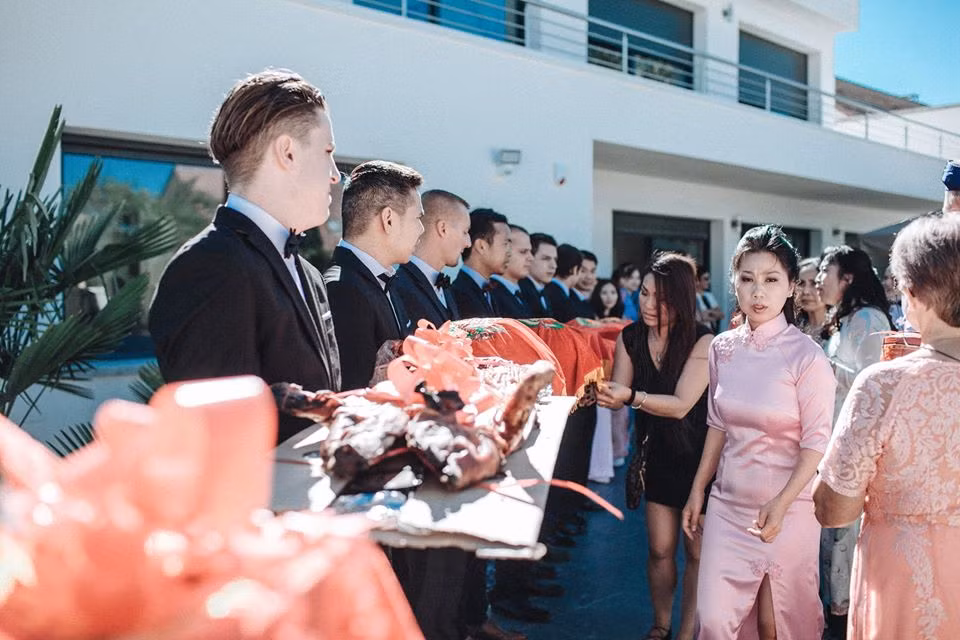 Hôn lễ được bắt đầu theo đúng phong tục Việt Nam, lễ ăn hỏi có đầy đủ trầu cau, heo quay, tráp lễ... Mọi thứ diễn ra ấm cúng đúng như một đám cưới ở quê nhà. Tuy nhiên, điều ấn tượng nhất ở đám cưới của cô dâu Thanh Dung và chú rể Lefranc không phải là sự xa hoa, tráng lệ mà đó là thứ tình cảm thân thiết của mọi người trong gia đình dành cho nhau. Họ dành cho nhau những ánh mắt ấm áp, gần gũi, nhẹ nhàng và vô cùng tinh tế...