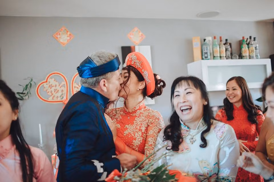 Không chỉ khiến nhiều người ghen tỵ về đám cưới lãng mạn như trong truyện cổ tích, cô dâu Thanh Dung còn có những chia sẻ rất thật về mối tình ngọt ngào, sâu sắc của cô cùng ông xã mới, dù cô đã từng đi qua một lần đò. Bốn năm trước Thanh Dung quen Lefranc khi anh đến ăn tại nhà hàng của cô. Bắt đầu từ đó 2 người dần có cảm tình với nhau, đến tháng 6/2012 họ chính thức trở thành một cặp.