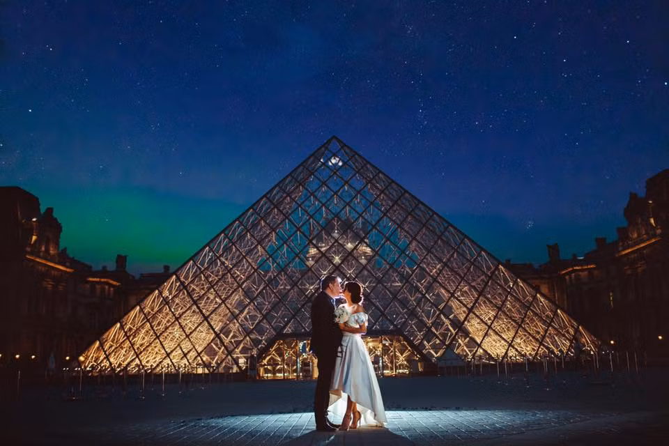 Trước khi bước vào lễ đường, đôi vợ chồng cũng đã bỏ ra một khoảng thời gian khá lâu để hoàn thành bộ ảnh cưới đẹp lung linh, trong khung cảnh nên thơ, trữ tình trên nước Pháp xinh đẹp.