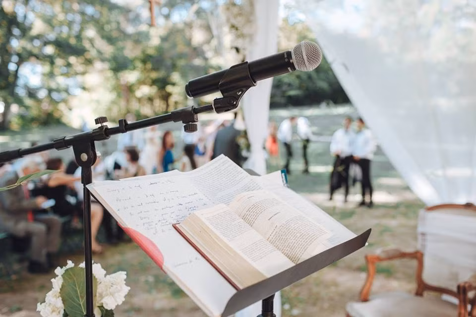 Theo lời chia sẻ của nhân vật chính, cô dâu Thanh Dung quê gốc Thái Bình, hiện đang là chủ một nhà hàng chuyên phục vụ các món ăn châu Á khá nổi tiếng tại thành phố Sens, cách thủ đô Paris khoảng 100 km. Chồng cô là anh Lefranc Arnaud, làm tư vấn tài chính.