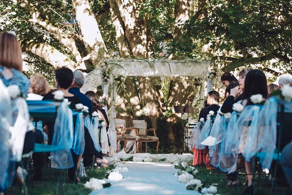 Lễ cưới được tiến hành trong 3 ngày 2 đêm theo cả 2 nghi lễ truyền thống của 2 nước. Có lẽ chỉ có ở Pháp, người ta mới có thể chứng kiến một lễ cưới ngoài trời giản dị mà đẹp đến vậy. Khung cảnh thiên nhiên ngập tràn ánh sáng, con đường trải đầy hoa vô cùng thơ mộng.