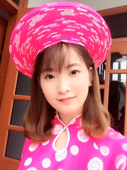 Theo tiết lộ của Tạ Như, bức ảnh đang được dân mạng nhiệt tình chia sẻ trong vài ngày gần đây được chụp trong kỳ học quân sự ở trường hồi tháng 6/2016. Bức ảnh là một khoảnh khắc tình cờ do một người bạn của Tạ Như chụp được trong giờ giải lao. Bản thân như cũng khá thích bức hình này nên cô cũng đã sử dụng nó làm avatar trang cá nhân một thời gian và không biết nhờ có bàn tay của ai đó mà bức ảnh lại xuất hiện trên các fanpage và vô tình khiến Tạ Như "nổi tiếng".