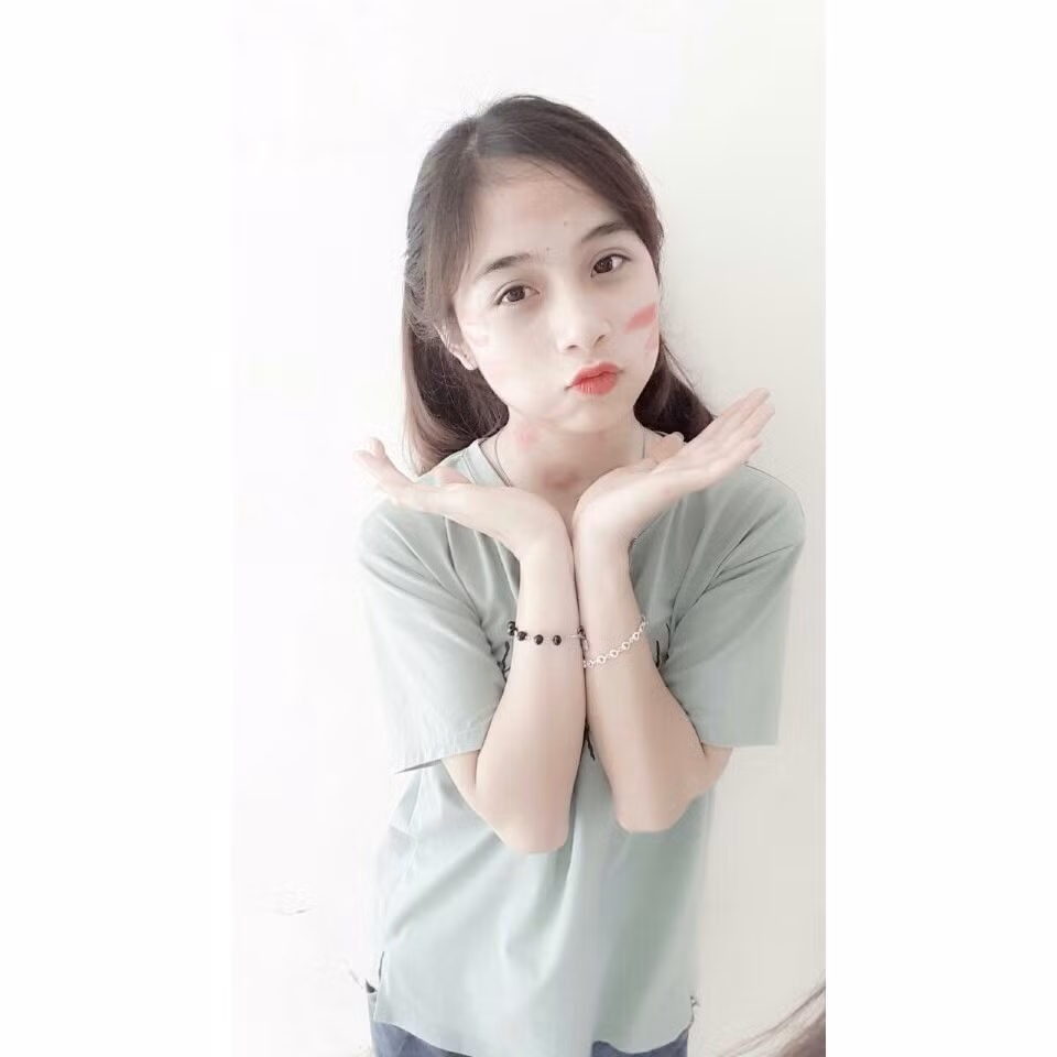 Các hình ảnh nhí nhảnh, dễ thương của Ngọc Ánh khiến nhiều chàng trai không khỏi xuýt xoa, thích thú.