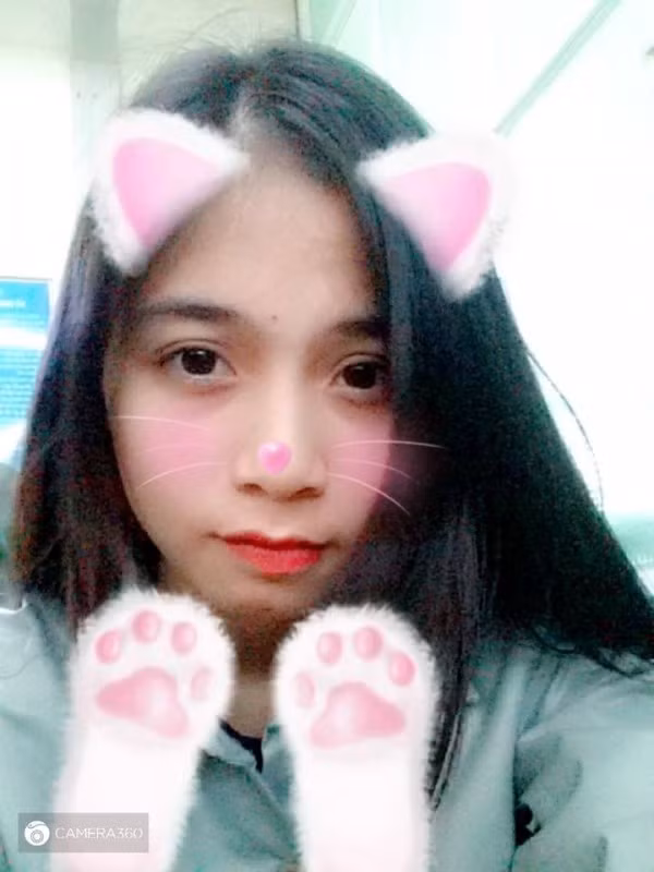 Ngoài đời Ngọc Ánh sở hữu gương mặt khả ái, hài hòa, tuy không thật sự nổi bật như hot girl nhưng cũng khiến người đối diện ngẩn ngơ vì sự trong sáng, ngây thơ.