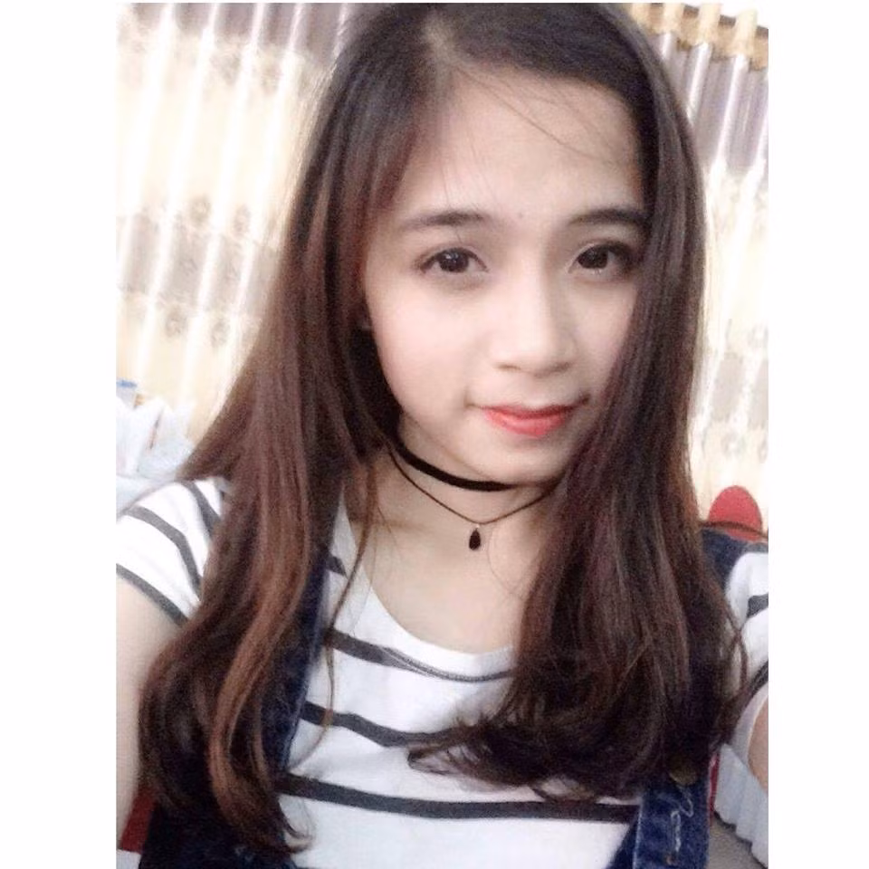 Là một cô gái vui vẻ, hòa đồng, trên trang cá nhân của mình nữ sinh công nghiệp thường xuyên chia sẻ các hoạt động vui chơi cùng bạn bè và tham gia vào một số câu lạc bộ phát triển kỹ năng mềm.