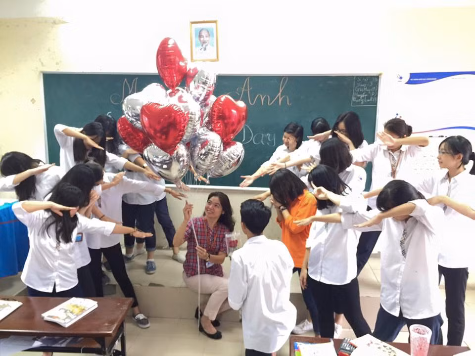 Qua mung 20/10 khien giao vien “ngay ngat” cua teen THPT Lomonoxop-Hinh-2